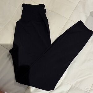 VGUC Vuori Women's Rib studio leggings. Size small. Black